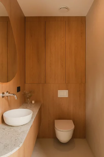 Dom na skraju lasu w Oławie zaprojektowany przez pracownię Habitat. Naturalne materiały, jasne drewno, mikrocement i światło dzienne tworzą spokojne, nowoczesne wnętrze będące przedłużeniem otaczającej przyrody 