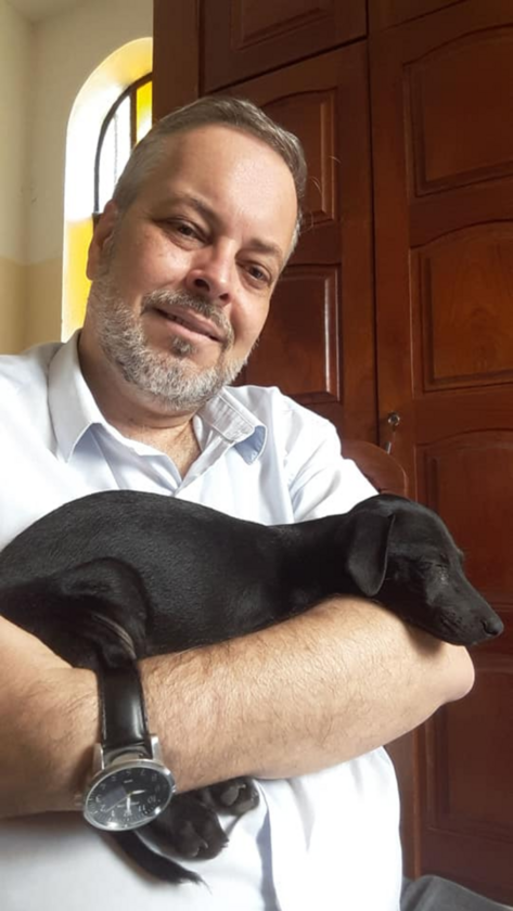 Ksiądz João Paulo Araujo Gomes z psami 