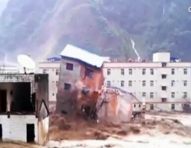Miniatura: Chiny: deszcz pada, domy się walą