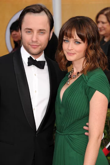 Alexis Bledel Aktorka znana z serialu „Opowieść podręcznej” ma jednego syna, urodzonego w 2015 roku, wraz z mężem Vincentem Kartheiserem, którego znamy z serialu od „Mad Men”.