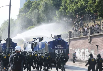 Policja użyła armatek wodnych 