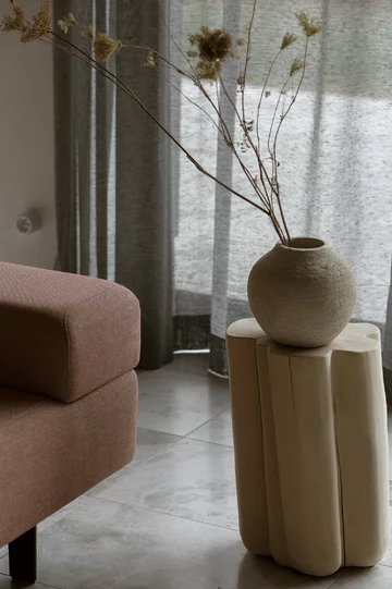 Dom pod Krakowem zaprojektowany przez Martę Palę-Szczerbak (Minimoo) to przykład minimalistycznego wnętrza, w którym główną rolę odgrywają naturalne materiały i bliskość natury 