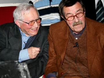 TAdeusz rózewicz i Gunter Grass (fot. Michał Kobyliński CC-BY-SA-2.5, via Wikimedia Commons)