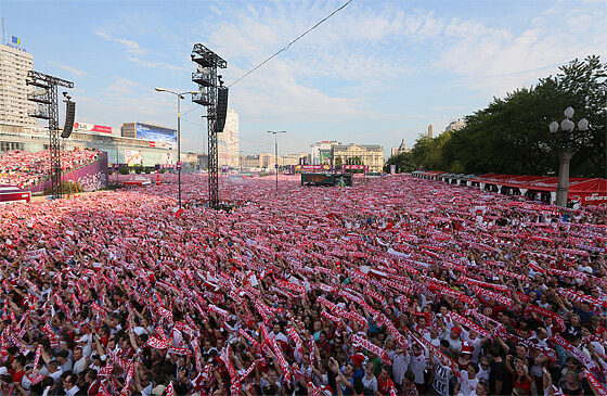 W centrum stolicy zgromadziły się tłumy ludzi - liczbę kibiców szacuje się na 100 tysięcy (fot. PAP/Paweł Supernak)