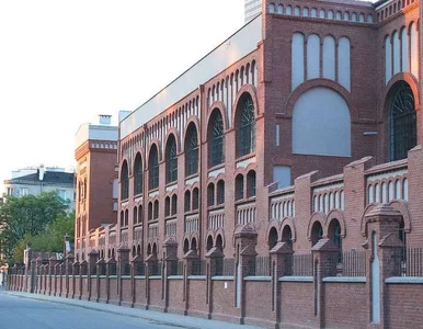 Miniatura: Przykleja plastry do budynków dotkniętych...