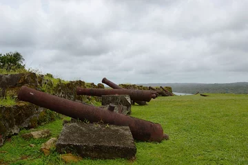 Fort San Lorenzo, Panama Wzniesiony przez hiszpańskich konkwistadorów fort służył jako miejsce ładowania skrzyń ze złotem na statki płynące do Europy. Miał odstraszać piratów, ale w XVIII wieku ze względu na zmianę szlaków handlowych popadł w zapomnienie.