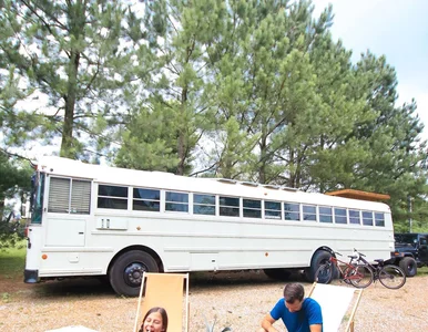 Miniatura: Rzucili pracę i kupili autobus. Tak...