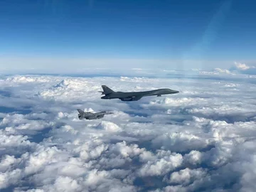 B-1B Lancer w eskorcie F16 