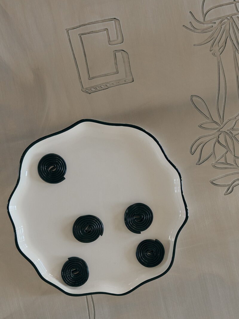 Artystyczna kreska, organiczne formy i&nbsp;świadoma niedoskonałość &ndash; trend Living Sketches zamienia wnętrze w&nbsp;przestrzeń inspirowaną procesem tw&oacute;rczym, gdzie detal i&nbsp;linia grają gł&oacute;wną rolę