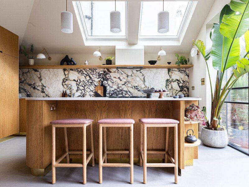 Projektując wyspę, należy pamiętać o&nbsp;detalach &ndash; błyszczący cok&oacute;ł sprawia, że&nbsp;wydaje się lżejsza