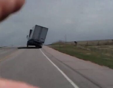 Miniatura: Wiatr zdmuchnął z drogi ciężarówkę