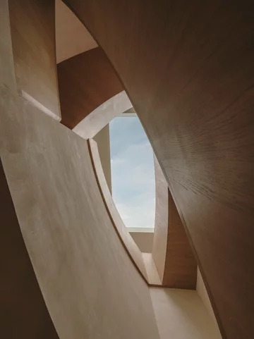 Kojący minimalizm paryskiego domu, projekt Holzrausch 