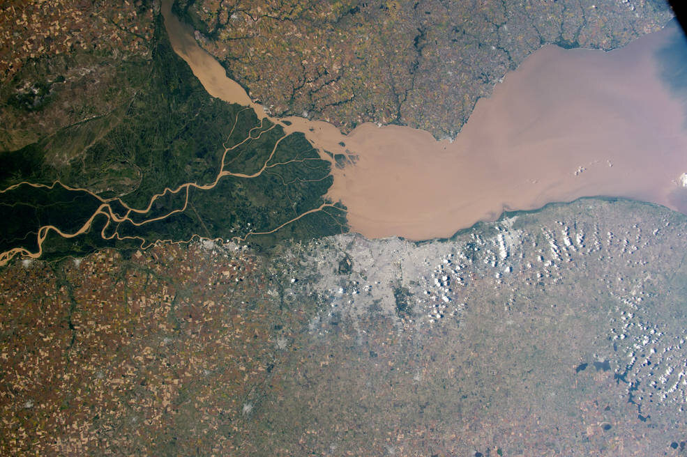 Rzeka Parana wpadająca do wód Atlantyku w Argentynie (fot. NASA)