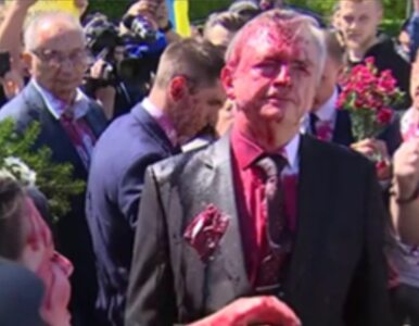 Miniatura: Ambasador Rosji oblany czerwoną farbą, na...