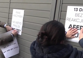 Politycy Lewicy powiesili plakaty na&nbsp;bramie siedziby PiS. „Policja...