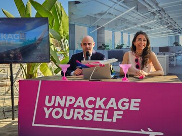 Inauguracja platformy Wizz Holidays. Andras Rado, szef komunikacji i&nbsp;Silvia Mosquera, dyrektorka ds. handlowych Wizz Air