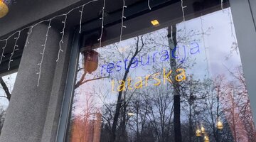 Niebiesko-ż&oacute;łta tabliczka restauracji