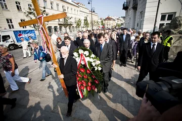 Jarosław Kaczyński w trakcie miesięcznicy smoleńskiej, 10 sierpnia 2010 r. 