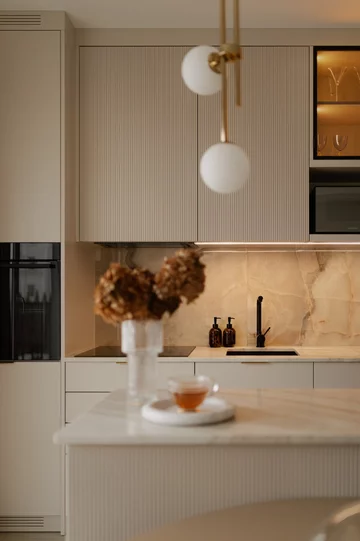 Soft minimalizm w 59-metrowym mieszkaniu w Gdyni – kaszmirowa paleta, angielska jodełka i konsekwentnie zaprojektowane detale autorstwa Agaty Piltz 