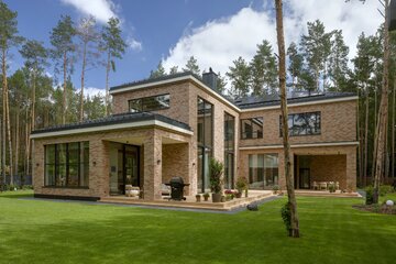 Rezydencja Klasyczna pracowni Exterio Architektura łączy klasyczne proporcje i&nbsp;ręcznie formowaną cegłę z&nbsp;nowoczesnymi rozwiązaniami zaprojektowanymi dla&nbsp;wsp&oacute;łczesnej rodziny