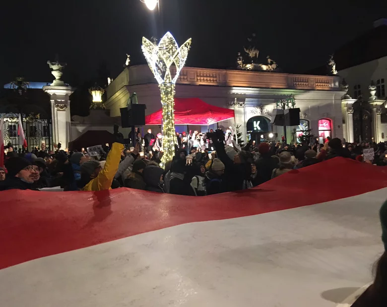 Miniatura: Zapłonął „łańcuch światła”. Manifestacje...