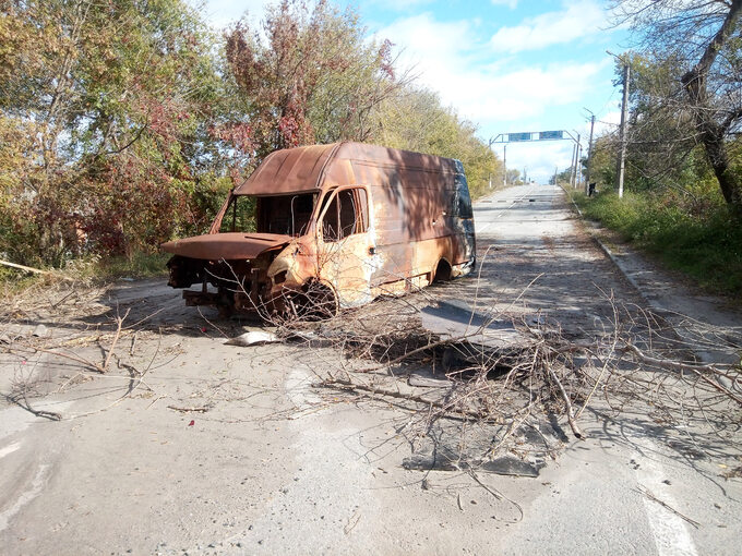 Zniszczony samochód na drodze w obwodzie charkowskim