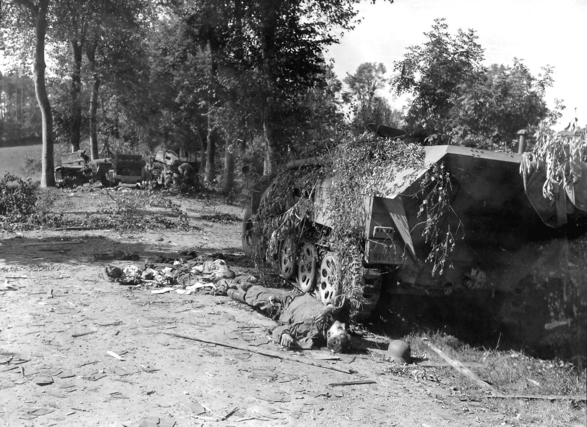 Niemcy nie tylko bronili swoich pozycji. Pod niewielką miejscowością Mortain próbowali przeprowadzić kontrofensywę pod kryptonimem operacji Lüttich. Akcja okazała się nieudana. Na zdjęciu zniszczona niemiecka kolumna pancerna. 