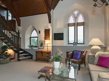 Kaplica przerobiona na apartament 