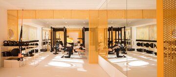 Wnętrza klubu fitness autorstwa Canobardin wyróżniają ażurowe przegrody z perforowanej stali i konsekwentnie zastosowana paleta kolorów 