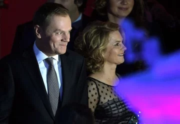 Donald Tusk przybył na ceremonię przyznania mu nagrody Człowieka Roku tygodnika \"Wprost\" z małżonką (fot. Radek Pietruszka/PAP)