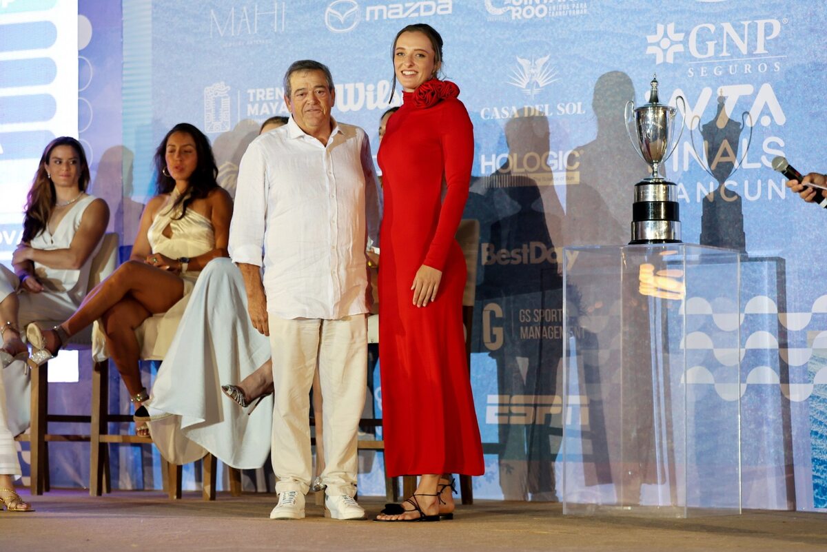 Iga Świątek podczas gali otwarcia kobiecego „masters” WTA Finals 2023 w Cancun 