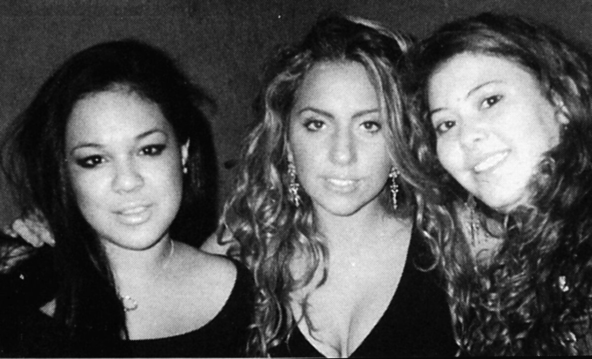 Lady Gaga (w środku) wśród koleżanek, 2004 rok 