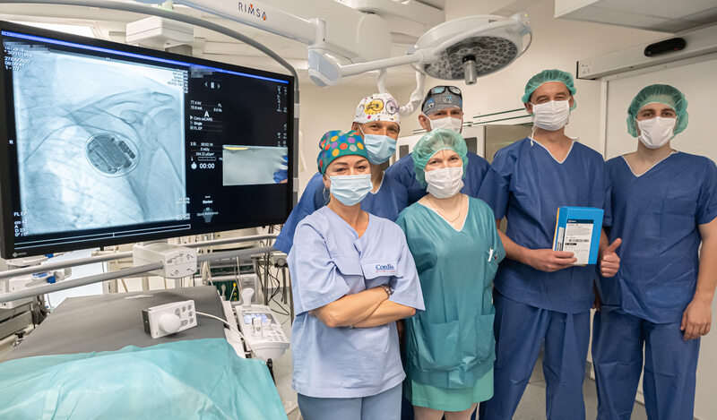 Zespół Kliniki Kardiologii WUM przeprowadzający pierwszy w Polsce zabieg wszczepienia defibrylatora skonfigurowanego ze smartfonem