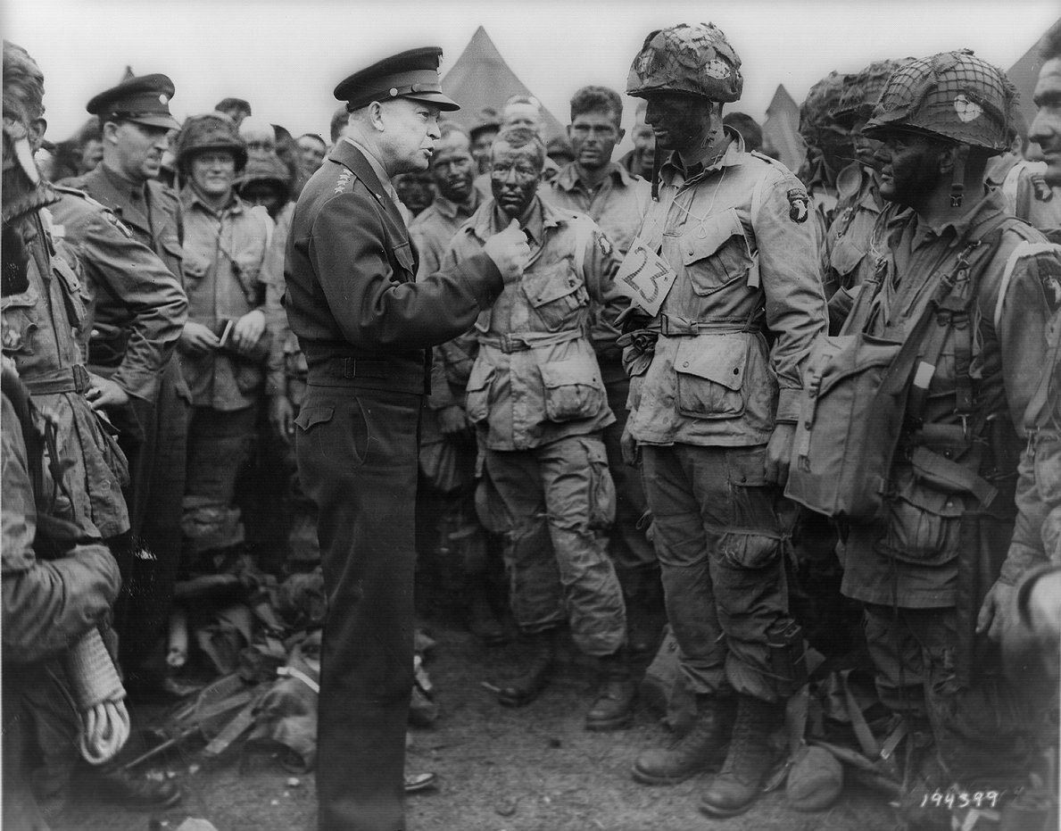 Generał Dwight D. Eisenhower (później także prezydent USA) spotyka się z żołnierzami ze słynnej 101 Dywizji Powietrznodesantowej. Do rozpoczęcia operacji zostały już tylko godziny (5 czerwca 1944). 