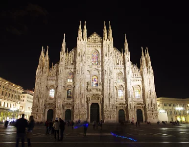 Miniatura: W Mediolanie ustawiono choinkę wartą...