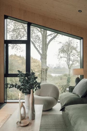 Dom drewniany całoroczny modułowy Falcon House, projekt brytyjskiej pracowni Koto 