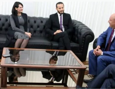 Miniatura: „Wydłużyli” sukienkę minister. Photoshop w...