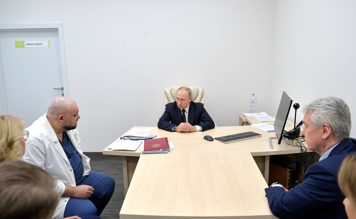Władimir Putin podczas wizyty w szpitalu 