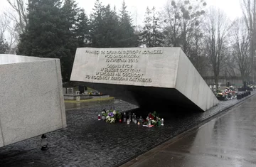 W środę minęło dziewięć lat od katastrofy smoleńskiej. „Cieszę się, że dzisiaj jesteśmy tutaj razem i możemy uczcić ich pamięć, bo bardzo nam ich brakuje. Być może wiele spraw w Polsce wyglądałoby inaczej, może wyglądałoby lepiej, gdyby byli – ci ludzie ze wszystkich stron sceny politycznej, którzy bezpowrotnie od nas odeszli, a wiernie służyli Rzeczypospolitej Polskiej” - kto w ten sposób wspominał osoby, które zginęły w katastrofie lotniczej?