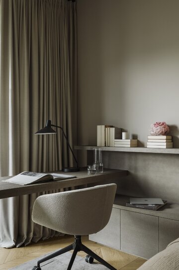 Apartament na warszawskim Mokotowie zaprojektowany przez VIA NOVA – przykład soft architecture, w której technologia KNX, stonowana paleta taupe i konsekwencja materiałowa budują ponadczasowy klimat 