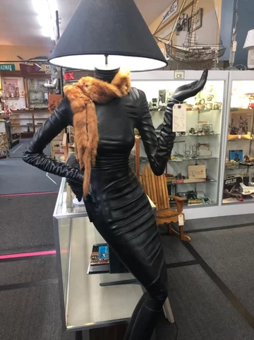 Lampa może robić też za wieszak na ubrania 