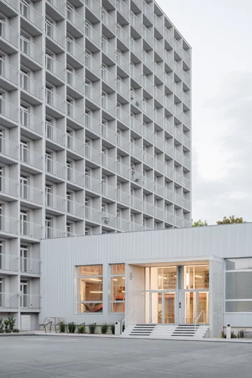 Dawny hotel robotniczy w Koszycach odzyskał modernistyczną godność, projekt  Atrium Architekti 