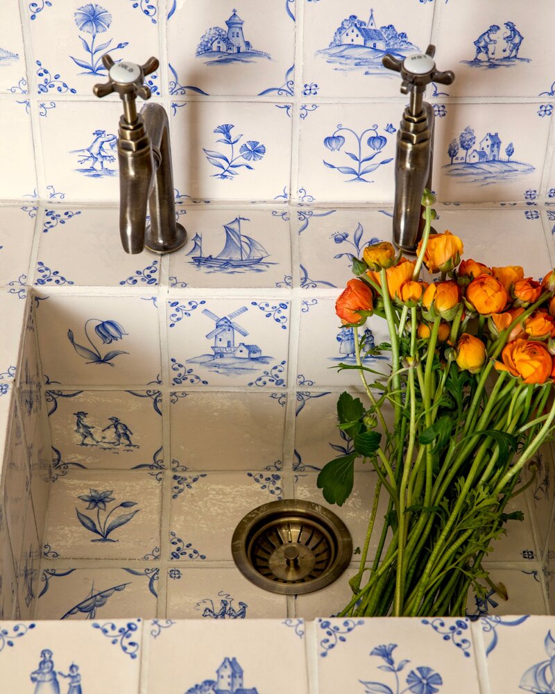 Te biało-niebieskie kafelki miały być pass&eacute;. Dziś to&nbsp;one nadają wnętrzom charakter, kt&oacute;ry zapamiętasz na&nbsp;długo