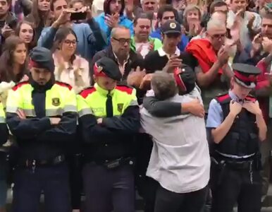 Miniatura: Katalońscy policjanci wykonują rozkazy...