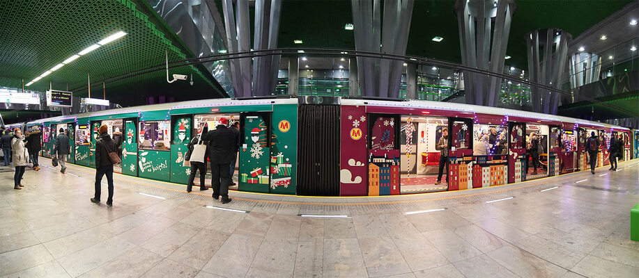 Miniatura: Warszawskie metro w wersji świątecznej
