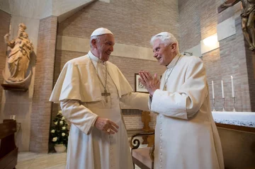 Papież Franciszek i papież senior Benedykt XVI 