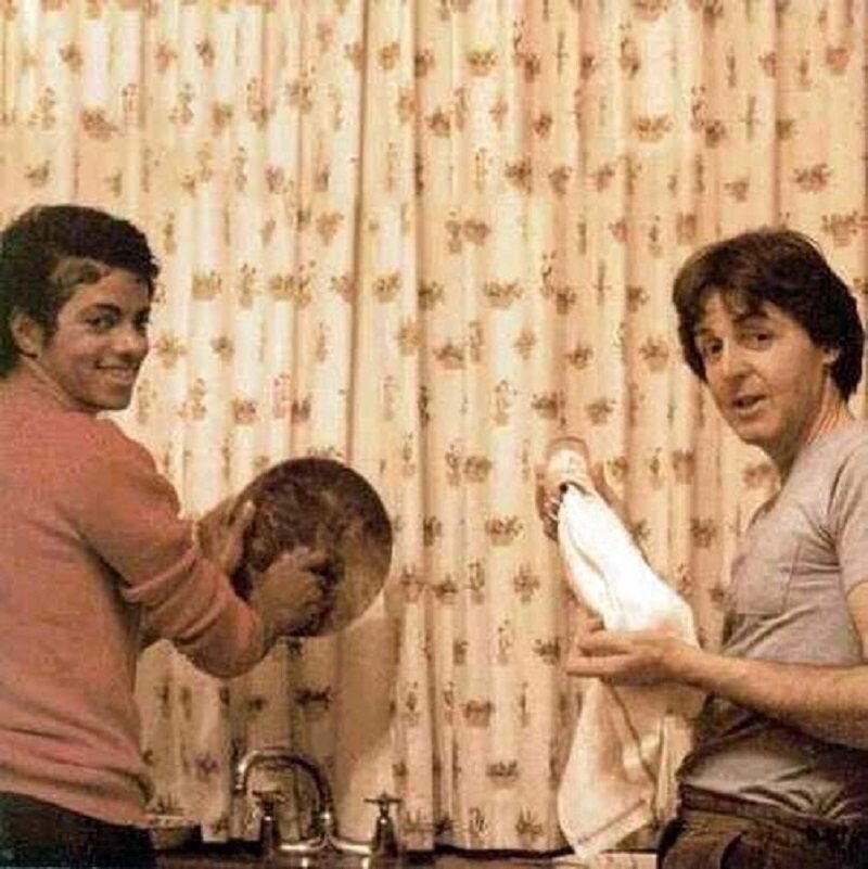 Michael Jackson i Paul McCartney zmywają naczynia, 1982 r. 