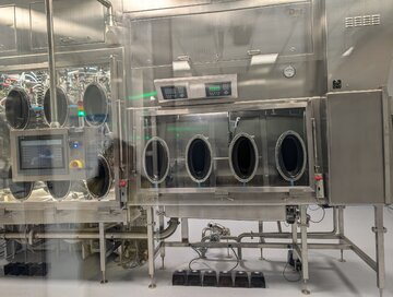 Izolatory technologiczne mają specjalne czarne rękawice, tu dzieje się cały proces z&nbsp;proszkiem