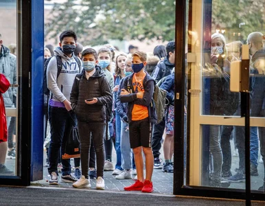 Miniatura: Morawiecki o nowych obostrzeniach. Jak...