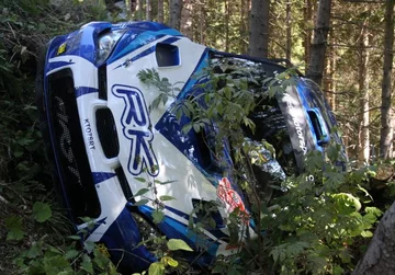 Subaru Impreza WRC polskiej załogi wypadło z zakrętu, zsunęło się ze skarpy i zatrzymało na drzewach (fot. PAP/Grzegorz Momot)